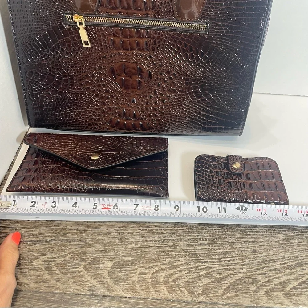 Elegant Brown Crocodile-Embossed Women's Handbag Set.shoulder strap. Unbranded.